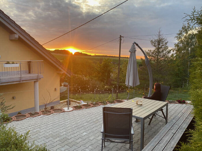 Gepflegte Gartenanlage rund um die Terrasse
