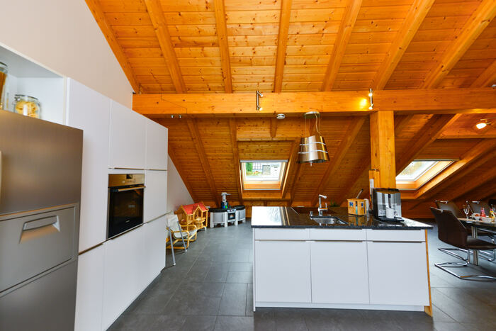 Küchenzeile mit Einbaubackofen und Kühlschrank