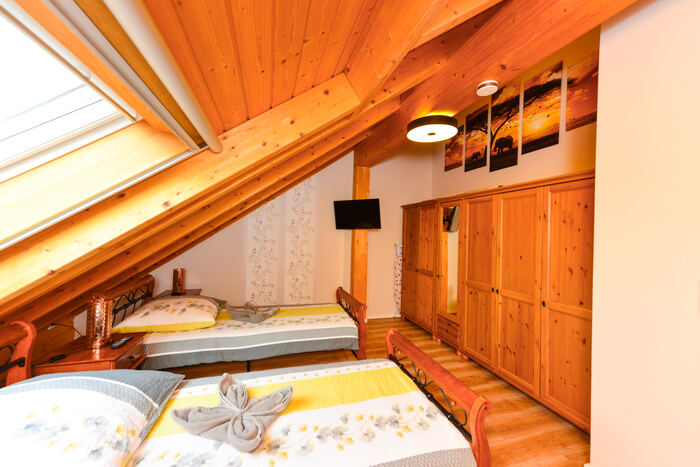Schlafzimmer mit zwei Einzelbetten