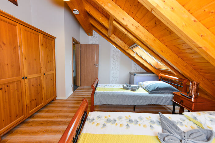 Schlafzimmer mit Einzelbetten und Kleiderschrank