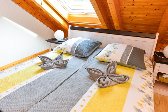 Frisch bezogenes Doppelbett