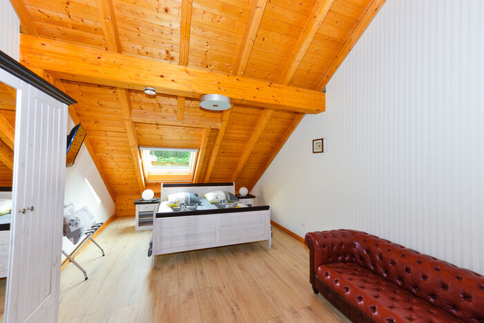 Doppelbett mit Chesterfield-Sofa