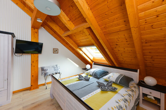 Doppelbett mit Flachbild-TV