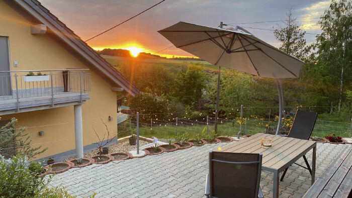 Sonnenterrasse bei Sonnenuntergang